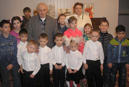 Бравыми солдатами мы подрастаем, нам примером служит Армия родная